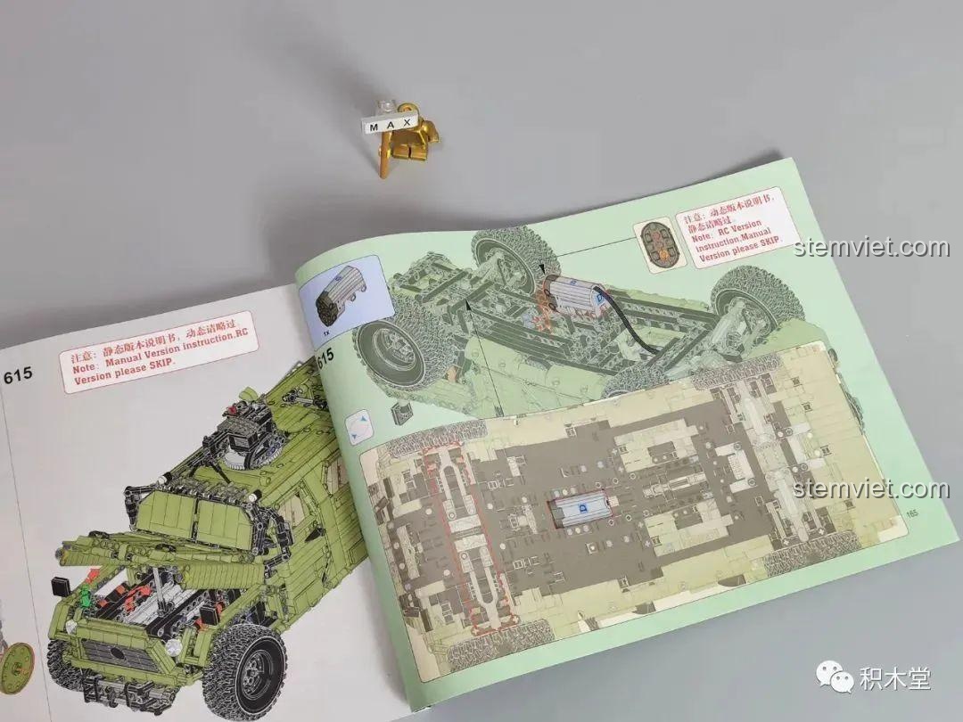 Trang hướng dẫn trong sách của bộ Xe Jeep Quân Sự Mạnh Mẽ Taigaole T4015, chỉ dẫn lắp đặt động cơ và kiểm tra chức năng.