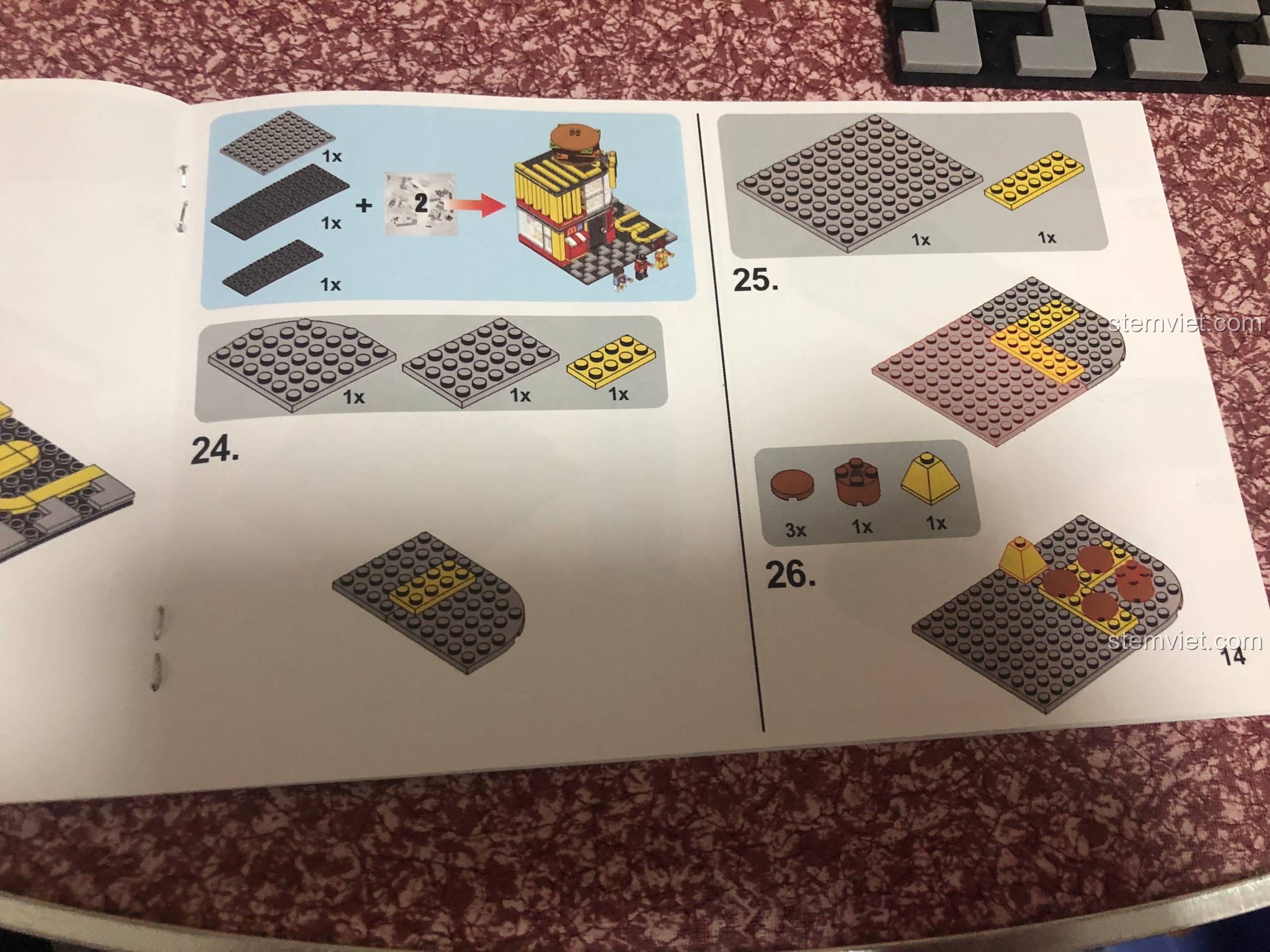 Sách hướng dẫn chỉ các bước lắp ráp tầng hai và phần mái hình hamburger cho bộ Sembo 601021.