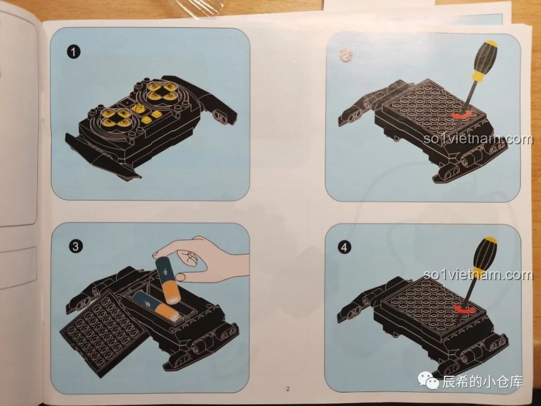 Hướng dẫn chi tiết cách lắp 2 viên pin AA vào bộ điều khiển từ xa của xe tăng Sluban M38-B0851.