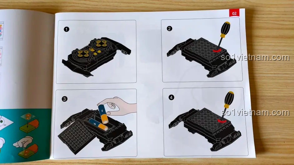 Hướng dẫn chi tiết cách lắp pin vào bộ điều khiển từ xa của mô hình xe tăng Sluban M38-B1022.