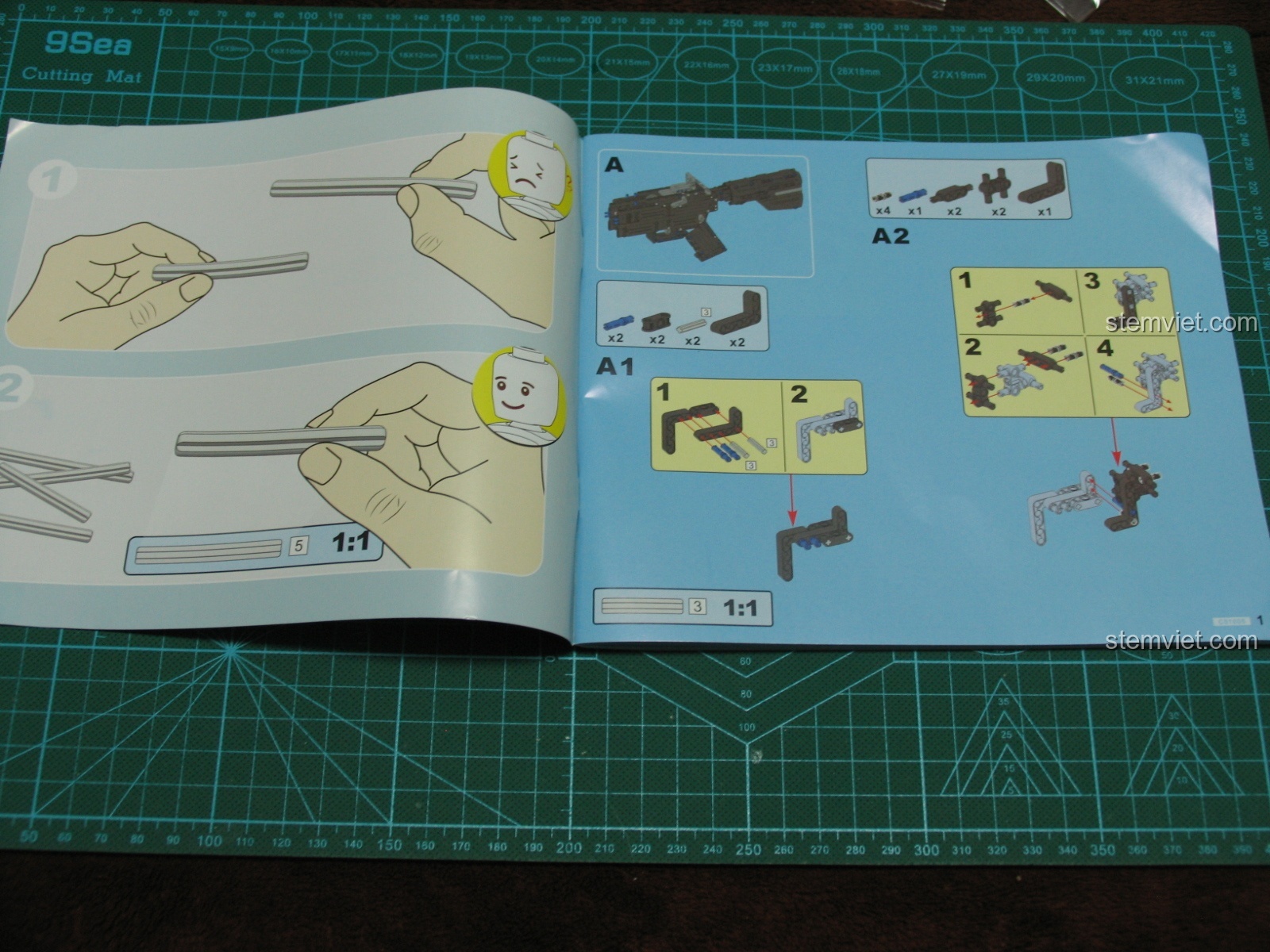 Hướng dẫn lắp ráp trực quan với hình ảnh 3D và tỉ lệ 1:1 trong sách của CaDA 81005 Mô hình Súng M4A1.