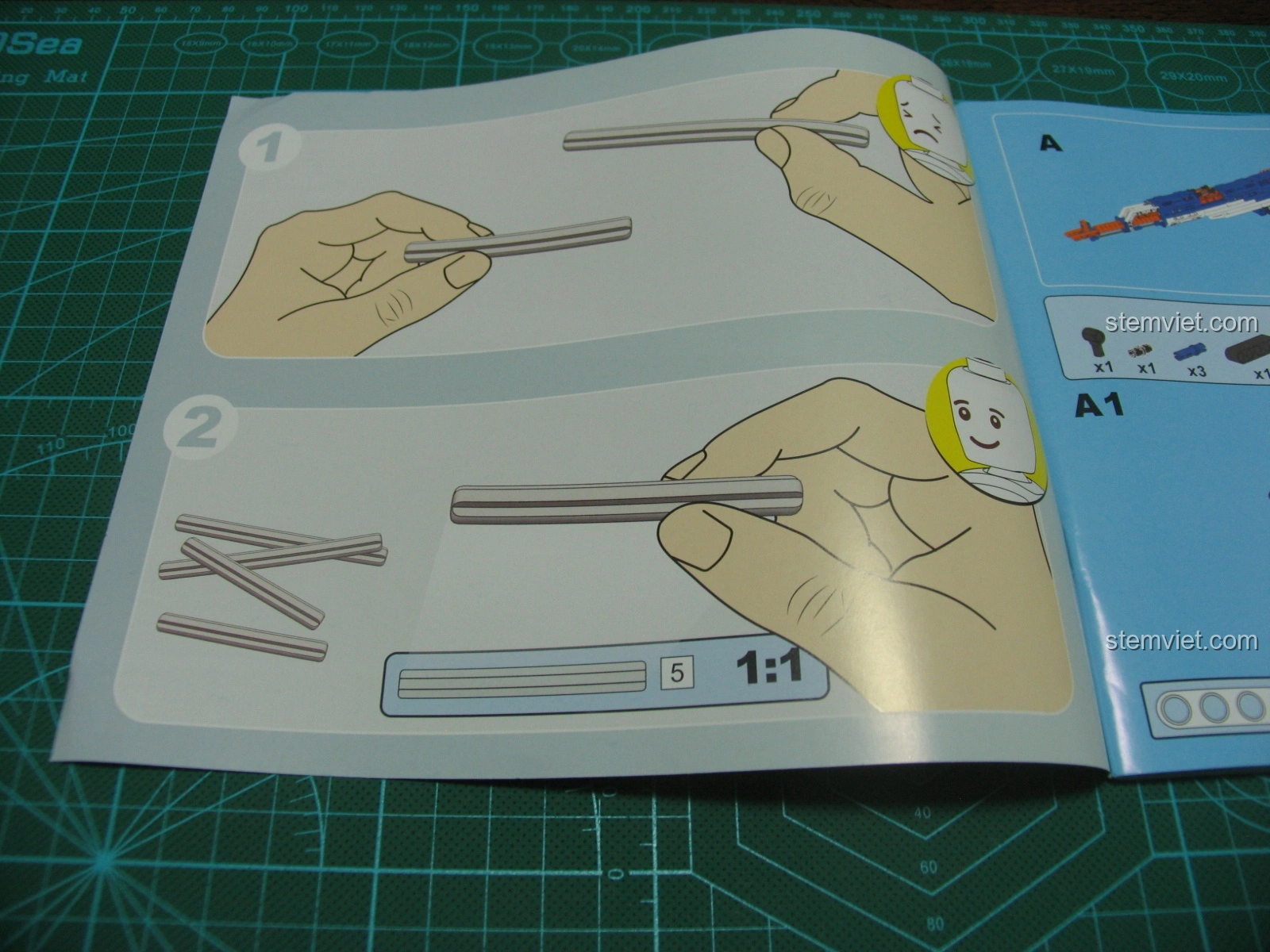 Trang hướng dẫn lắp ráp bộ đồ chơi lắp ghép Súng trường tấn công AK-47 CaDA C81001, có hình ảnh minh họa tỷ lệ 1:1 cho các mảnh ghép.