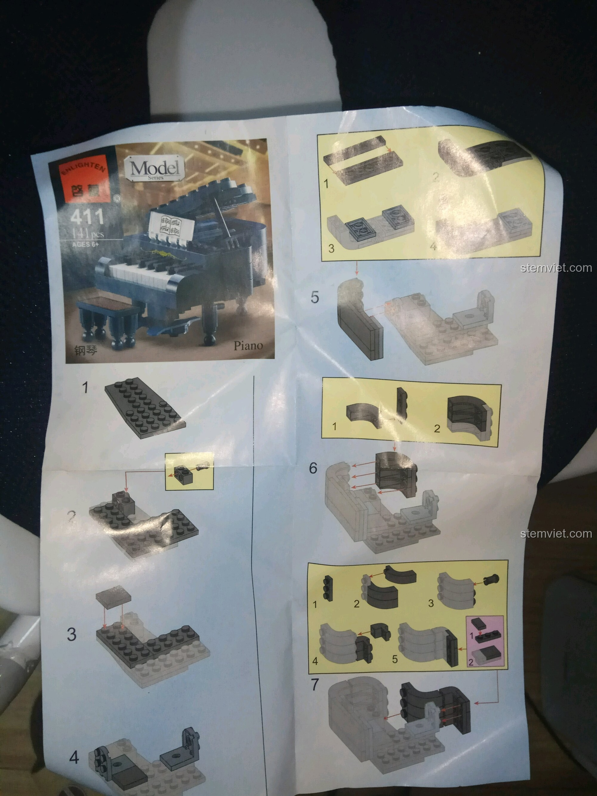 Trang thứ hai của hướng dẫn lắp ráp bộ Đàn Dương Cầm Cổ Điển QMAN 411, tiếp tục các bước xây dựng phức tạp hơn của mô hình.