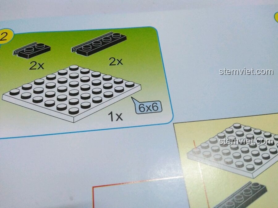 Hướng dẫn lắp ráp bộ Enlighten 1906, bước 2 với các mảnh ghép cơ bản 6x6 và 2x8.