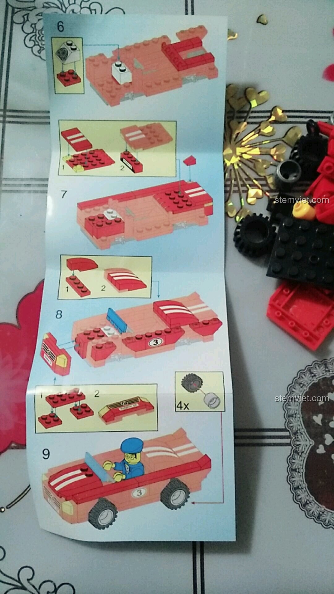 Các bước lắp ráp cuối cùng trong sách hướng dẫn của bộ đồ chơi xe đua Enlighten 402.