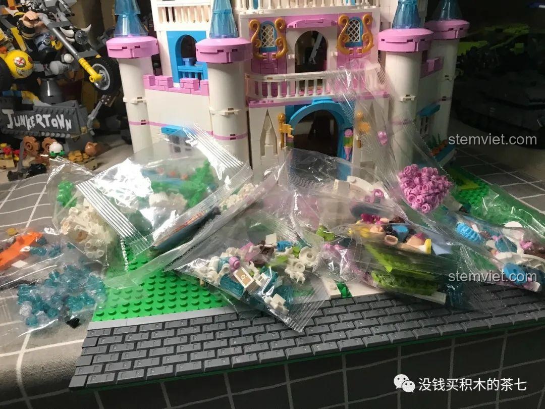 Hướng dẫn lắp ráp các chi tiết trang trí cuối cùng như cổng chào và đài phun nước.