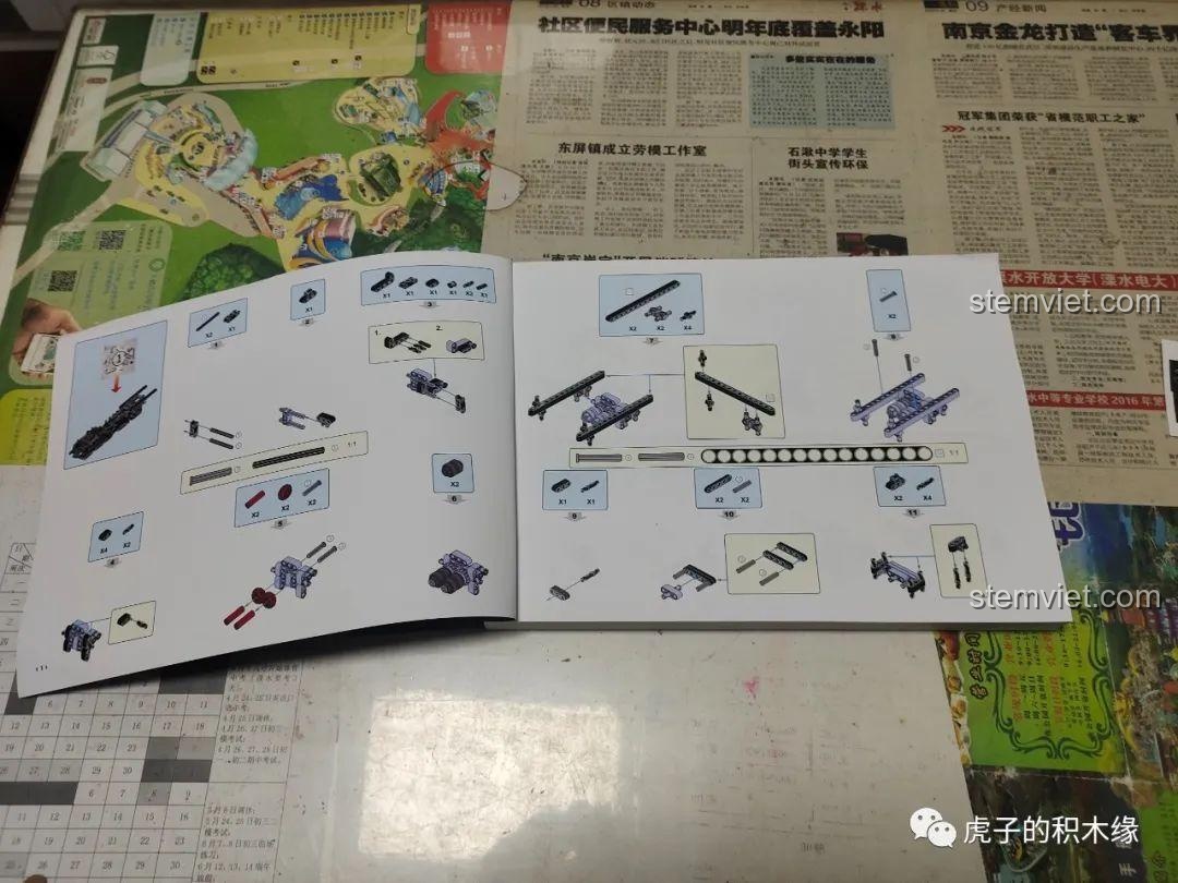 Một trang trong sách hướng dẫn lắp ráp KaCo Blocks C001, hiển thị các bước lắp ghép chi tiết với hình ảnh minh họa rõ ràng và dễ hiểu.