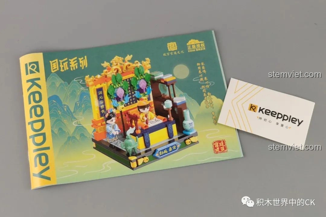 Sách hướng dẫn và thẻ thương hiệu Keeppley đi kèm bộ lắp ghép K10143 Cần Chính Thân Hiền, hướng dẫn chi tiết.