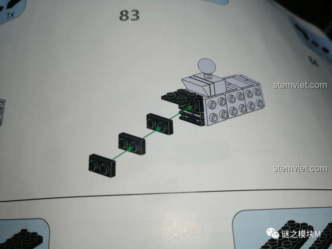 Trang hướng dẫn lắp ráp của bộ LW 2081 cho thấy việc sử dụng nhiều mảnh nhỏ để tạo thành khối lớn.