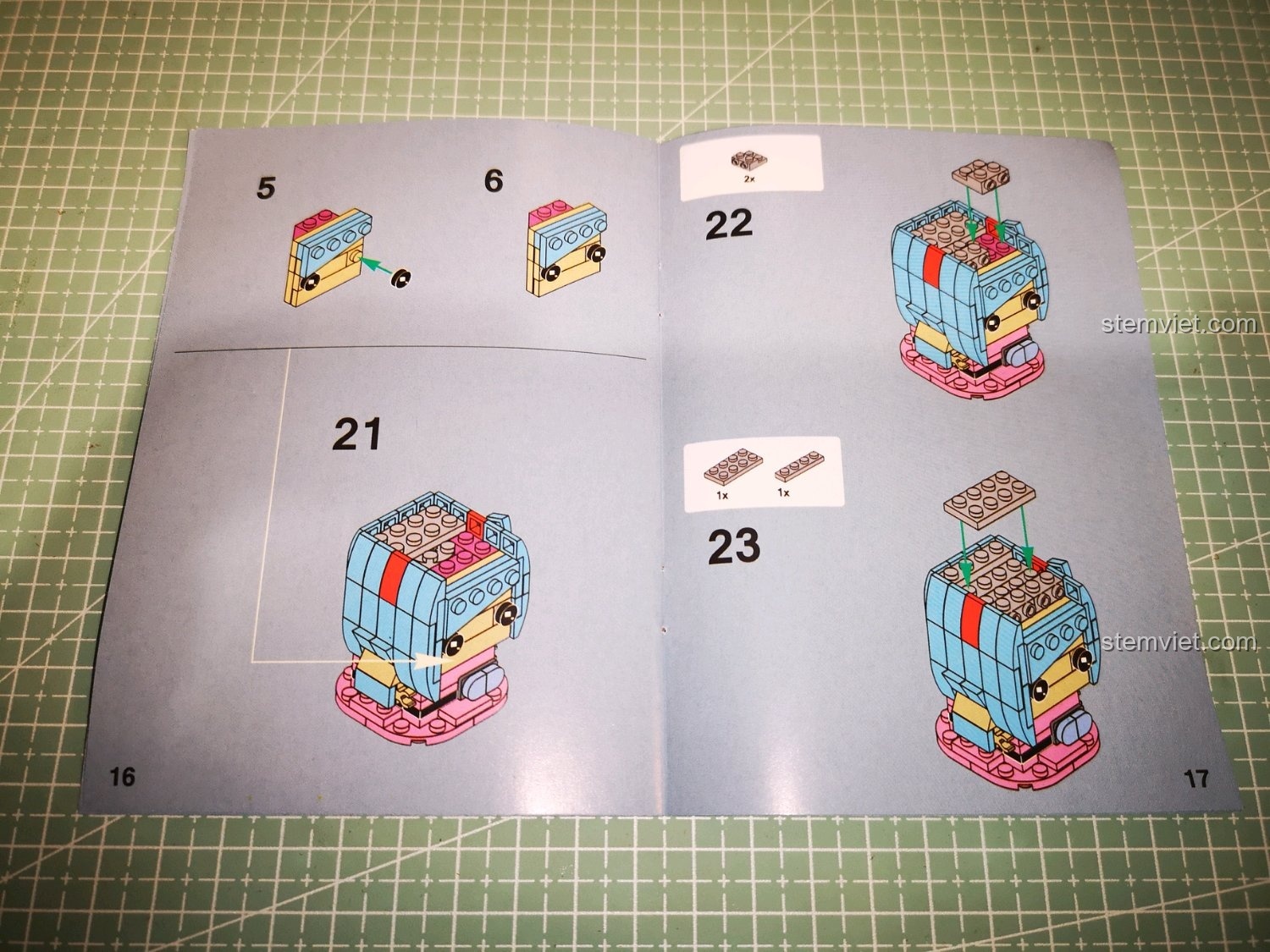 Hướng dẫn lắp ráp chi tiết trong sách của bộ đồ chơi mô hình Bulma cho con gái 6 tuổi, các bước được đánh số rõ ràng.