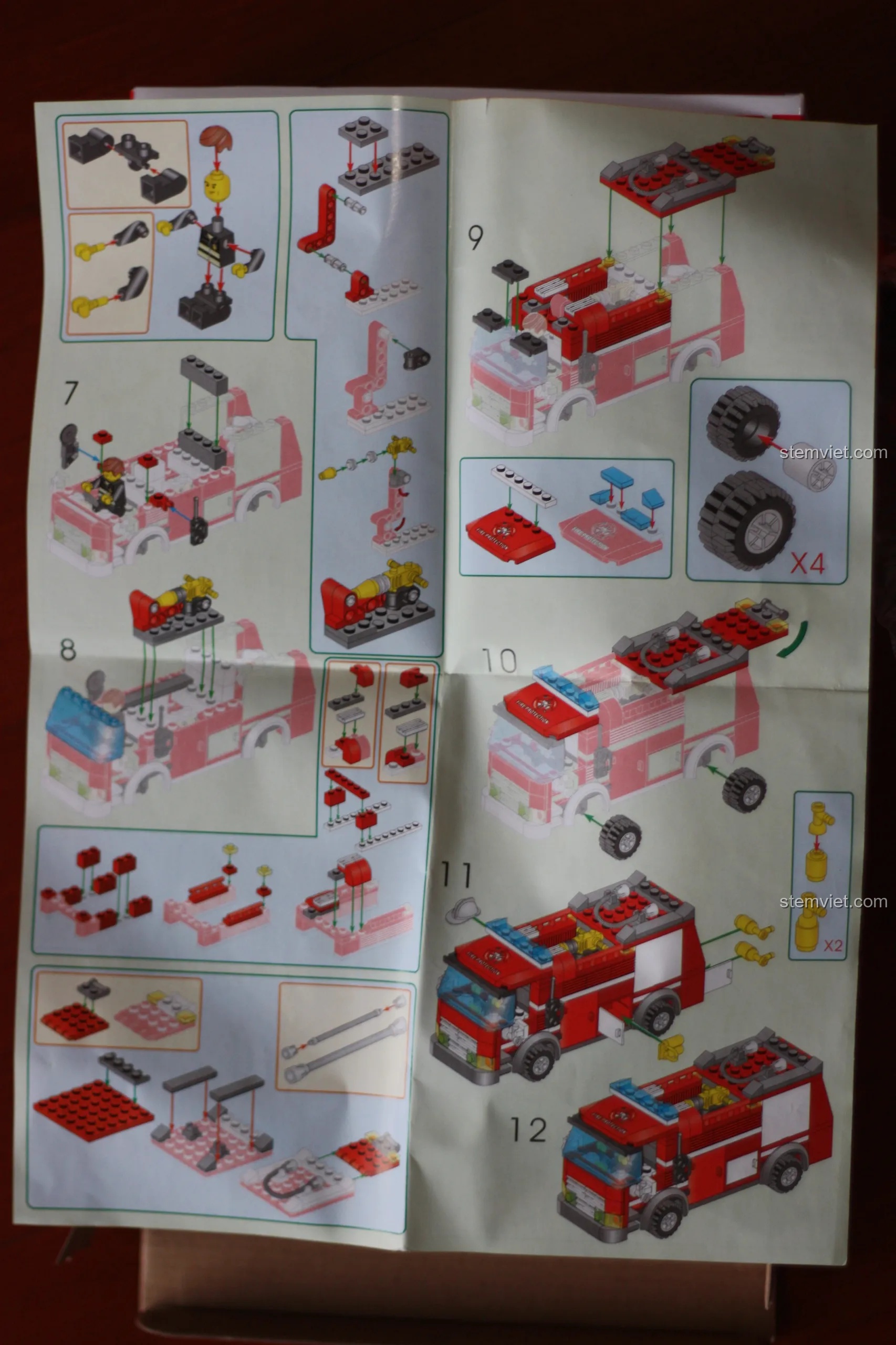 Mặt sau sách hướng dẫn của bộ đồ chơi mô hình KY 8054, tiếp tục các bước hoàn thiện chiếc xe cứu hỏa.