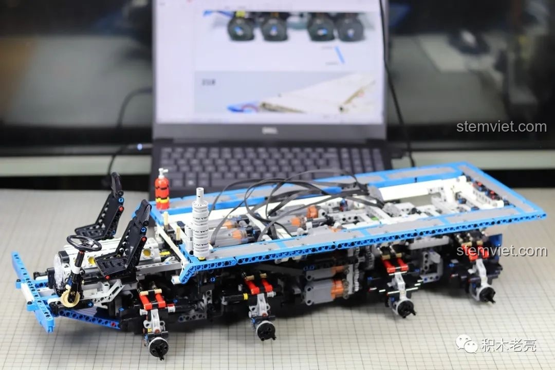 Khung gầm xe tải Mould King 13144 Tatra T813 8x8 PROFA với ghế lái và các chi tiết ban đầu, hướng dẫn trên laptop.