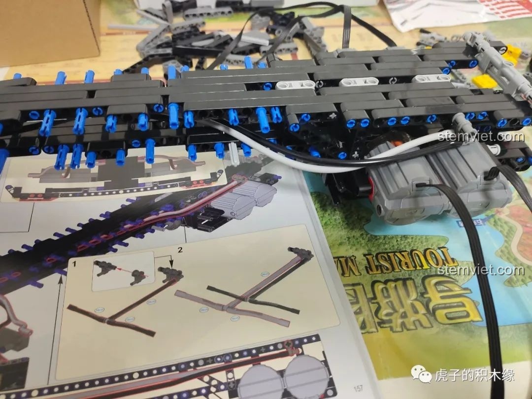 Hướng dẫn lắp đặt hệ thống khí nén trên trang 157 của sách hướng dẫn Mould King 19002.