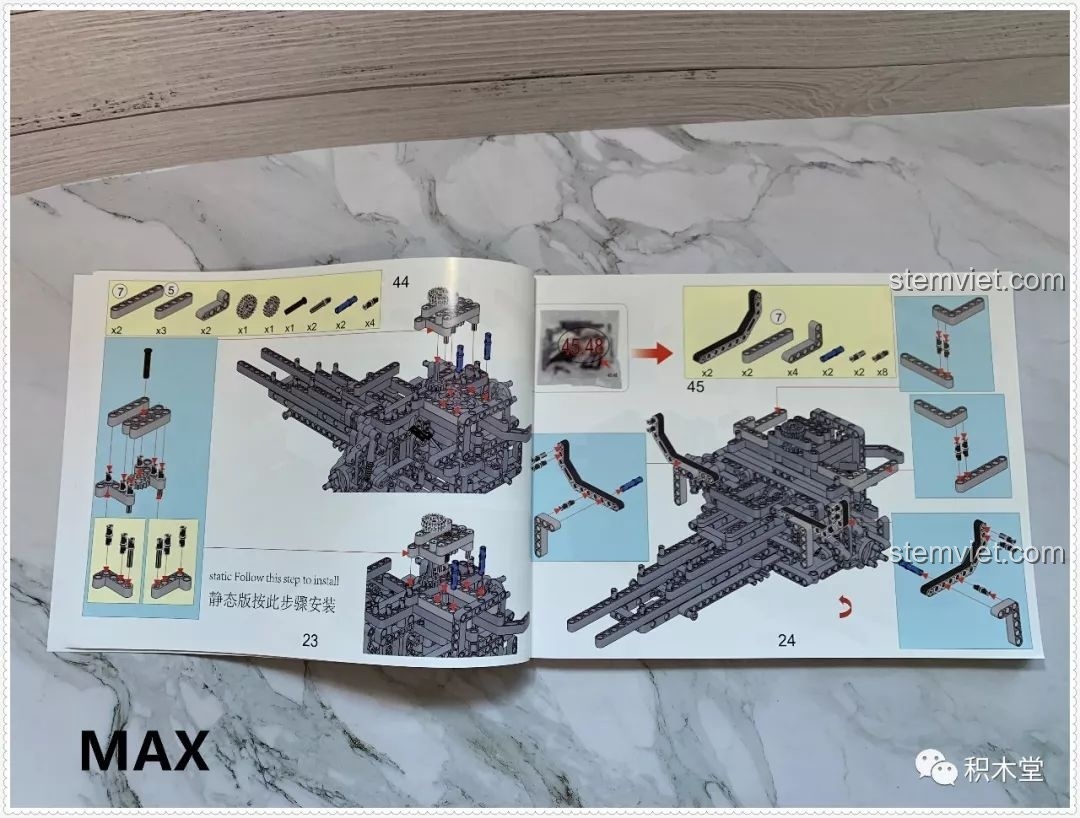 Một trang trong sách hướng dẫn lắp ráp Qizhile 23010 Nissan GT-R, minh họa các bước lắp ghép phức tạp của khung xe.