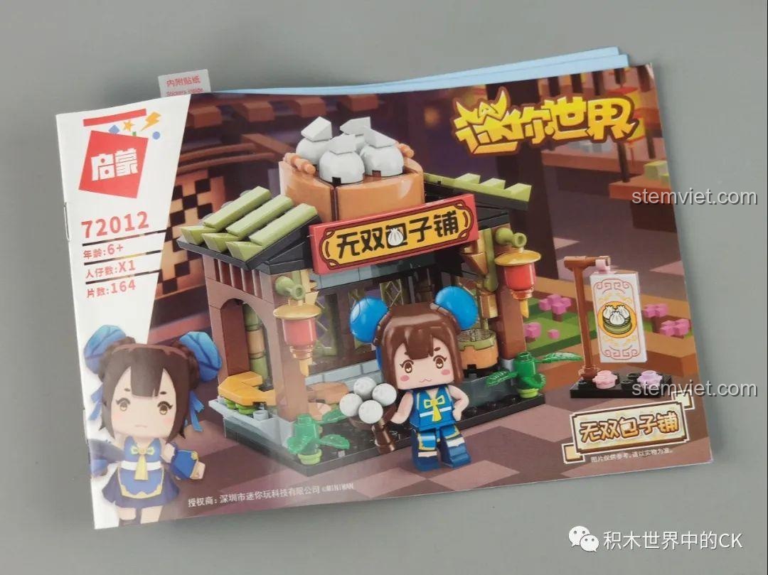 Sách hướng dẫn và túi mảnh ghép của bộ lắp ráp QMAN 72012 Tiệm Bánh Bao Vô Song, chuẩn bị cho quá trình lắp ráp.