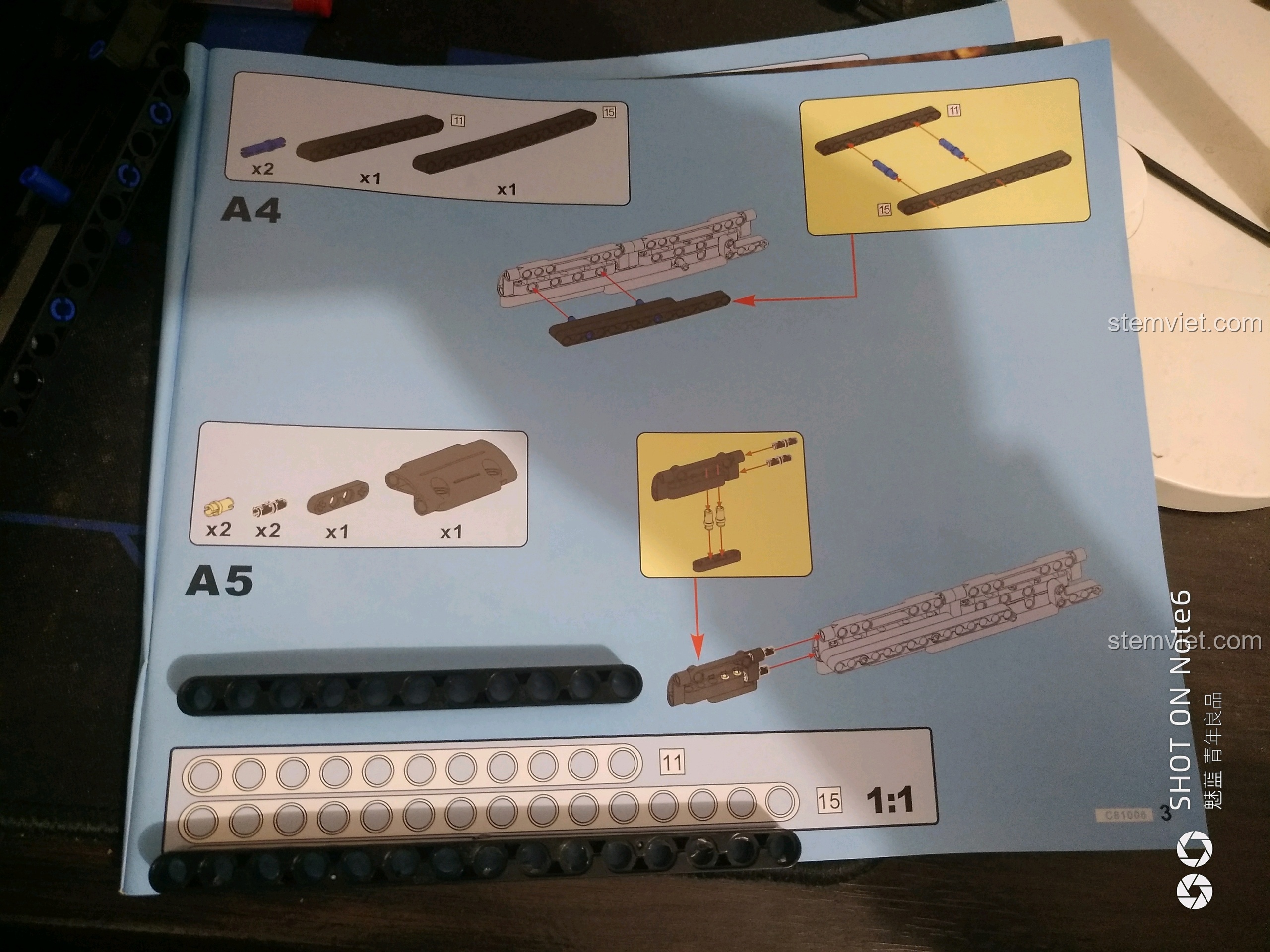 Một trang hướng dẫn lắp ráp chi tiết của CaDA C81006, có thước đo tỉ lệ 1:1 giúp trẻ không bị nhầm lẫn các trục.