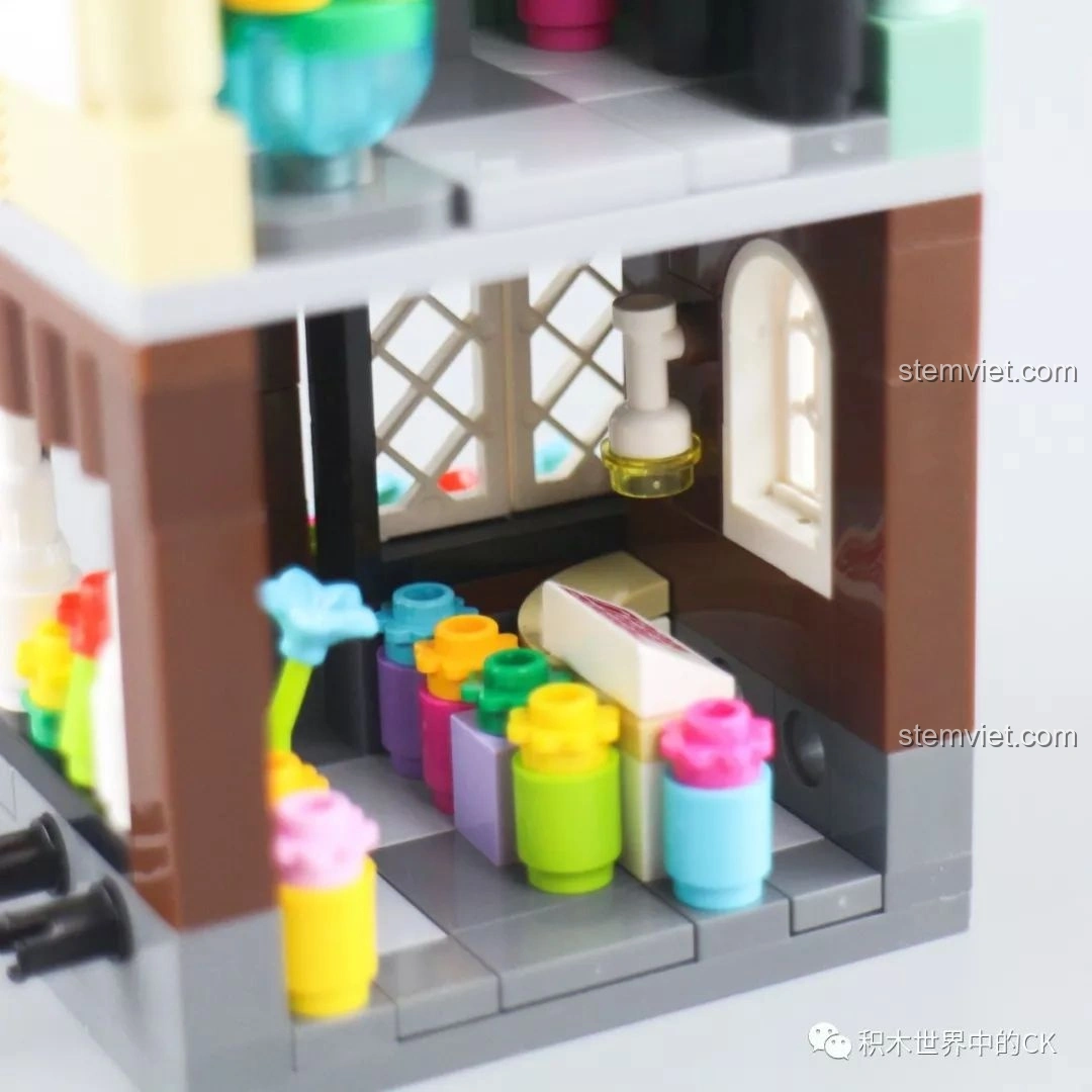 Sách hướng dẫn lắp ráp bộ đồ chơi Trung Tâm Thương Mại Keepplay C0105, với hình ảnh mô hình hoàn thiện.