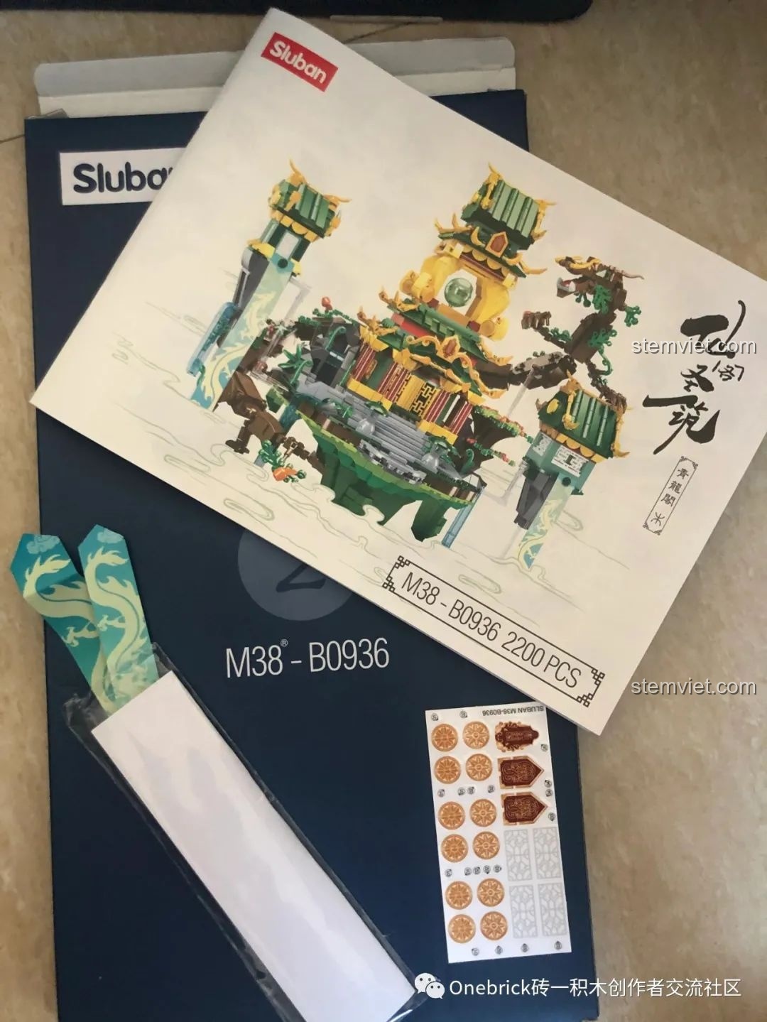 Sách hướng dẫn lắp ráp và bộ sticker UV của đồ chơi Sluban M38B0936 Thanh Long Các, chi tiết và chất lượng.