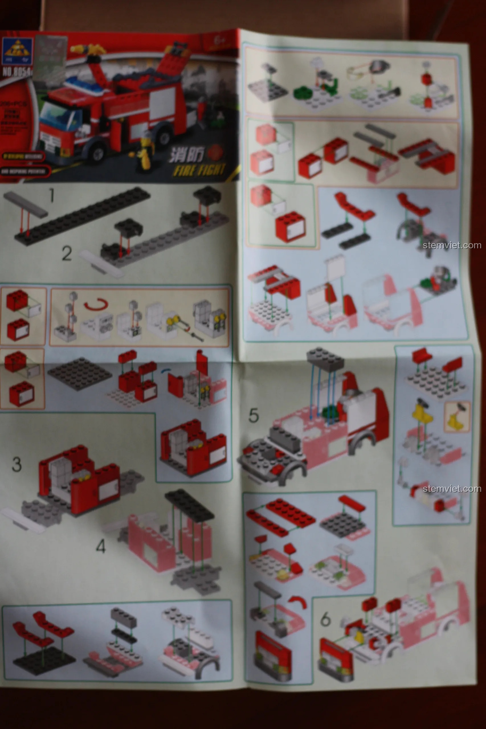 Mặt trước của sách hướng dẫn lắp ráp xe chữa cháy cho bé trai 6 tuổi, các bước được đánh số rõ ràng.