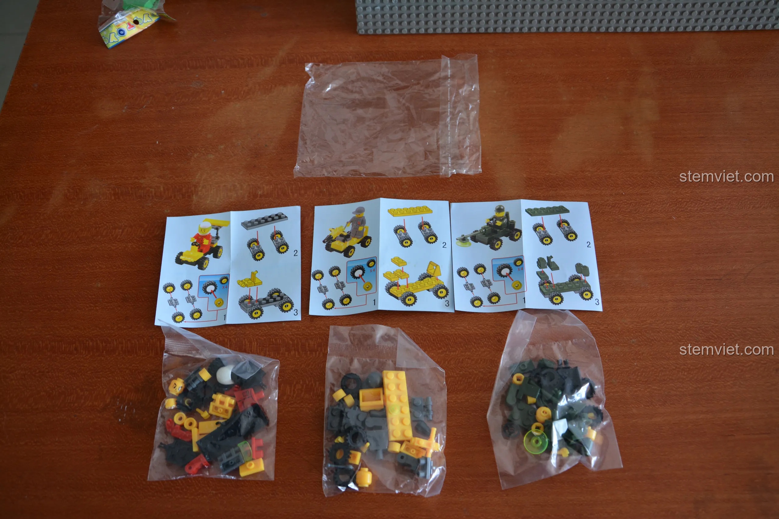 Các túi chi tiết và sách hướng dẫn lắp ráp những chiếc xe nhỏ trong bộ đồ chơi mô hình Ngôi nhà ngoại ô WANGE.