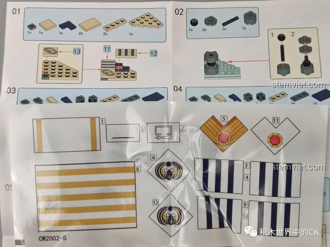Sách hướng dẫn lắp ráp chi tiết của bộ xếp hình ZHEGAO CW2002A, với các bước minh họa rõ ràng và vị trí dán decal.