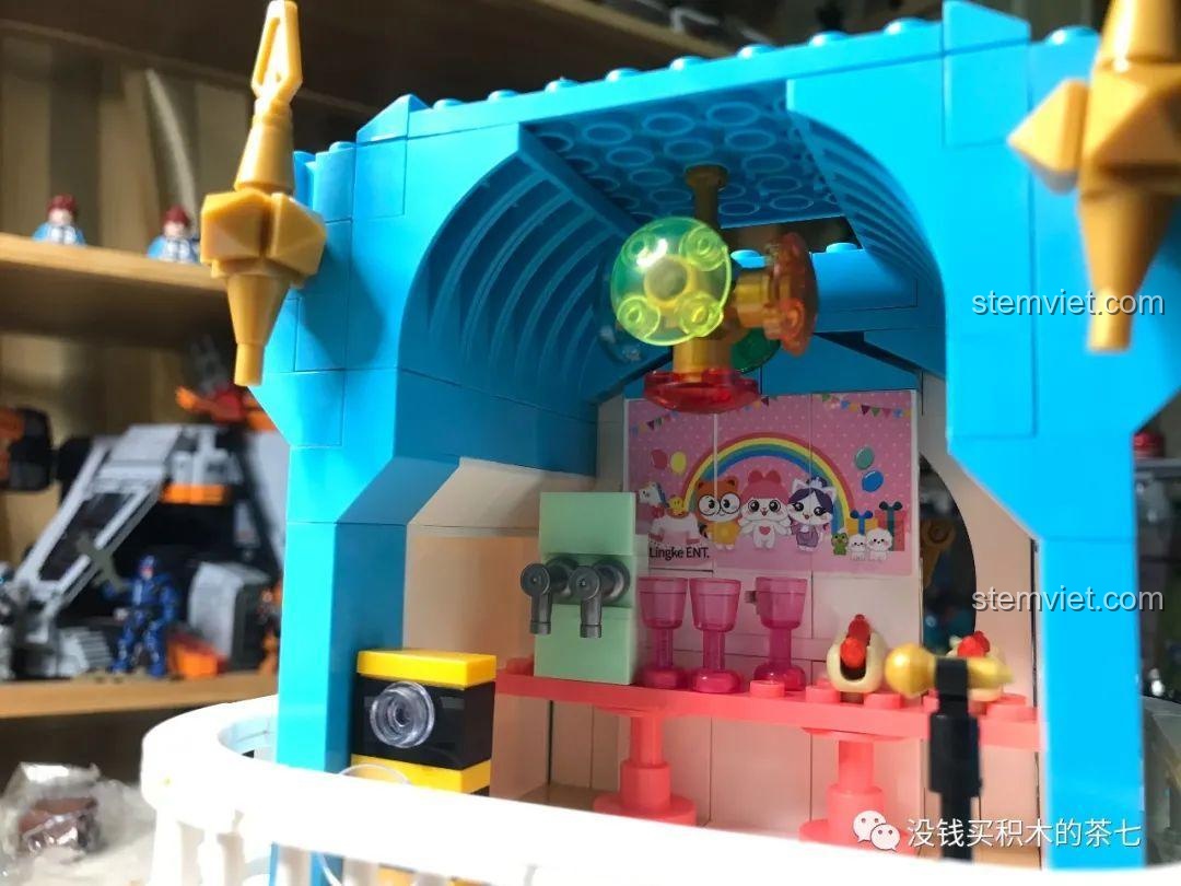 Hướng dẫn lắp ráp phần mái chóp của tòa tháp chính trong Lâu Đài Công Chúa Ánh Sáng.