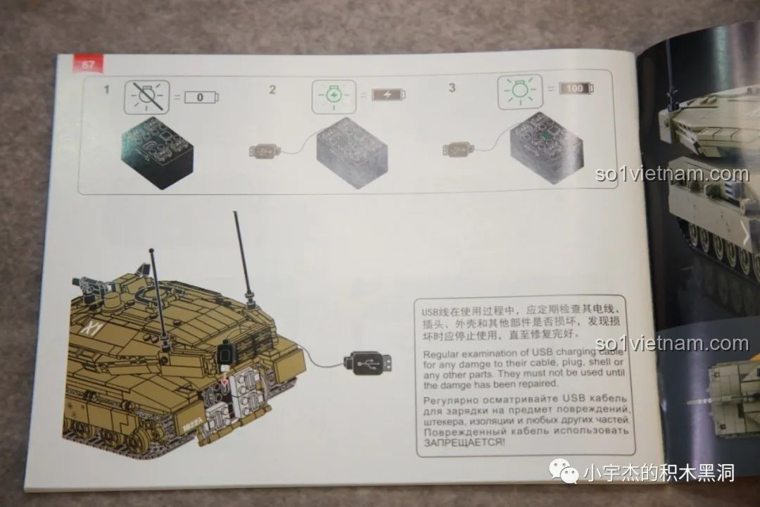 Hướng dẫn sạc pin cho hộp pin của xe tăng điều khiển từ xa Sluban M38-B1022 bằng cáp USB đi kèm.