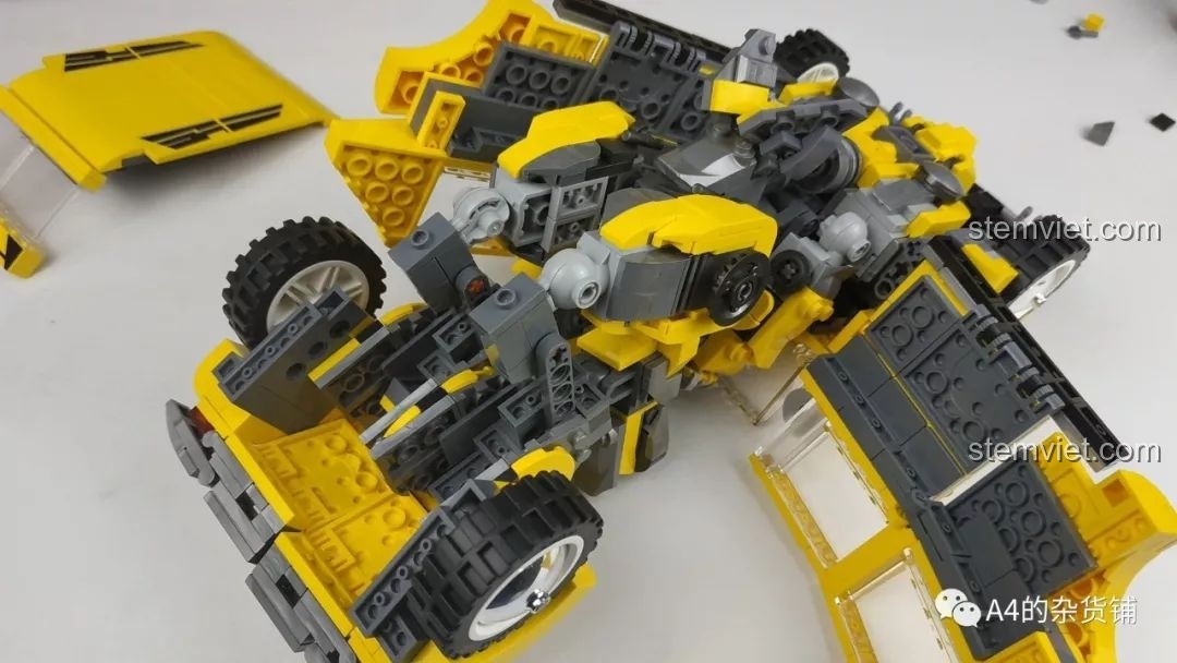 Trang hướng dẫn lắp ráp của Panlos Brick 621019 hiển thị rõ ràng bước tháo rời một chi tiết, khẳng định sự không chính xác của quảng cáo 'biến hình không tháo rời'.