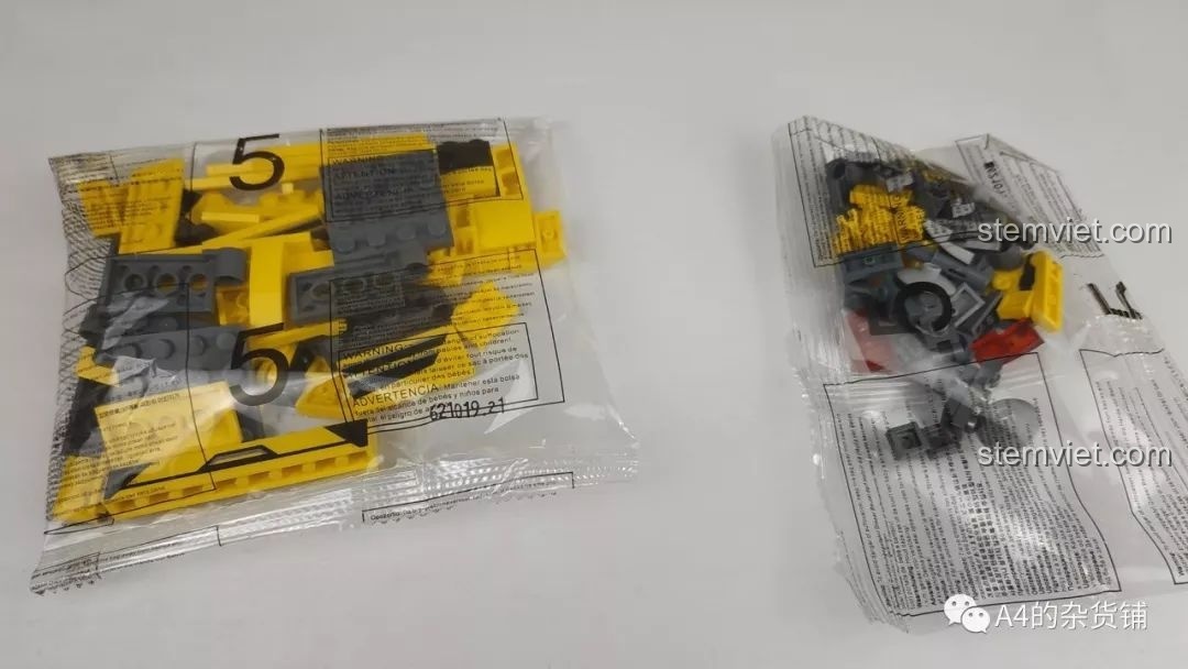 Trang hướng dẫn trong sách của bộ Panlos Brick 621019 Robot Biến Hình, chỉ ra một chi tiết cần tháo rời khi biến hình, trái ngược với quảng cáo 'không tháo rời'.