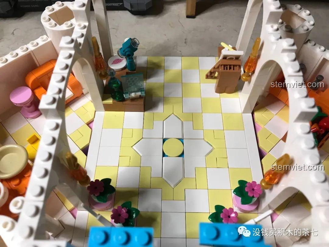 Hướng dẫn lắp ráp các chậu hoa trang trí bên ngoài tường của Lâu Đài Công Chúa Ánh Sáng.