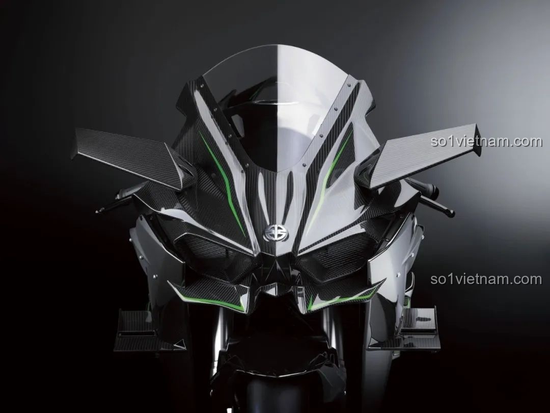 Góc nhìn trực diện đầy mạnh mẽ của huyền thoại tốc độ Kawasaki, thể hiện thiết kế khí động học ấn tượng.