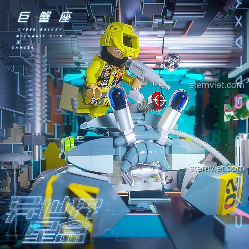 Cận cảnh bộ lắp ráp Mecha Cua Cung Cự Giải ib20012 và minifigure phi hành gia, đồ chơi mô hình khoa học viễn tưởng.