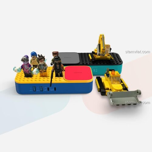 Hai phiên bản màu của trạm sạc IDMIX P65 Pro trang trí cùng minifigures và mô hình xe ủi, một phụ kiện bàn làm việc cho fan lắp ráp.