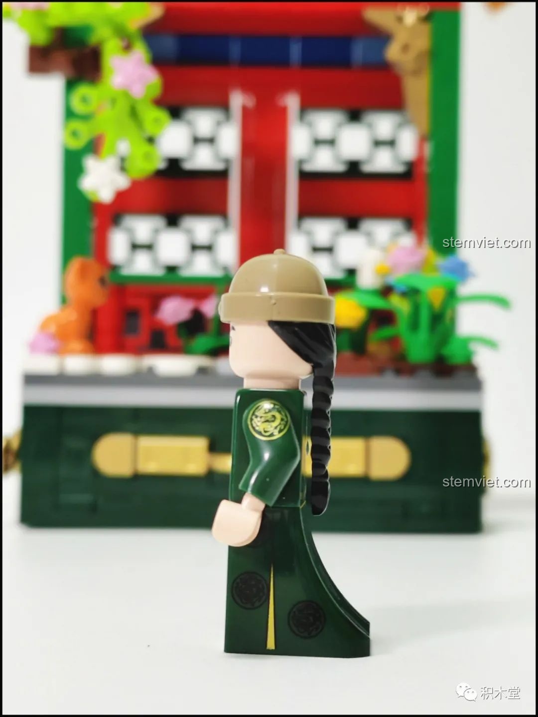 Chi tiết in ấn mặt bên của minifigure Quan Gia trong bộ lắp ghép Wekki 506002 Vườn Thượng Uyển Bốn Mùa: Cảnh Xuân - Quan Gia Lập Kỳ