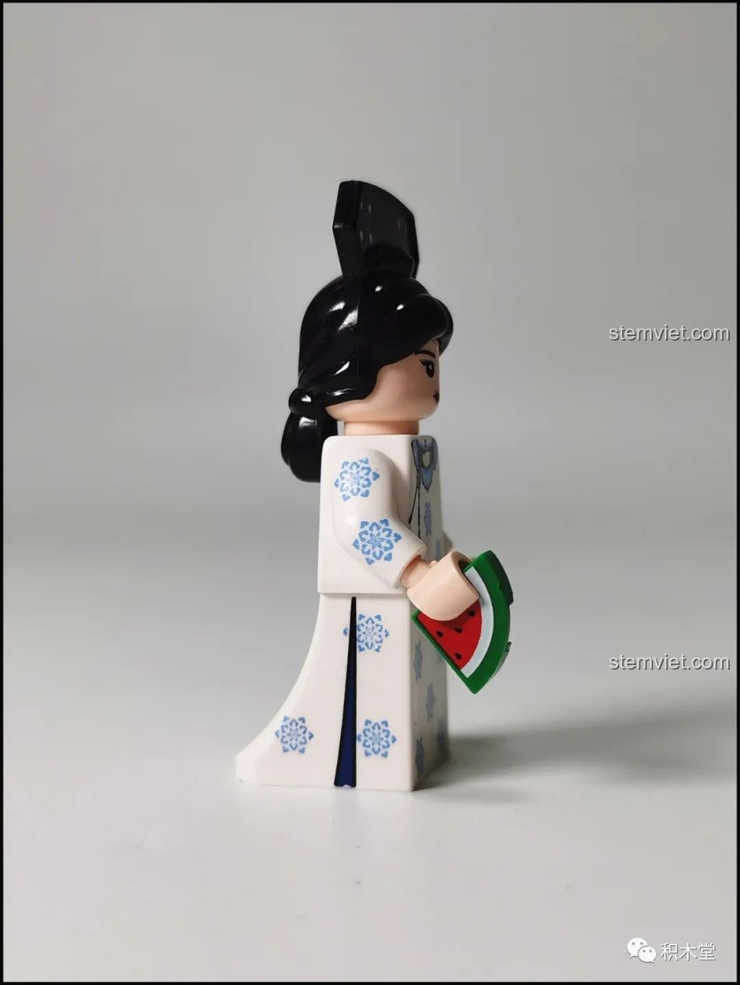 Chi tiết in ấn mặt bên của minifigure Cảnh Hạ trong bộ lắp ghép Wekki 506003 Vườn Thượng Uyển Bốn Mùa: Cảnh Hạ