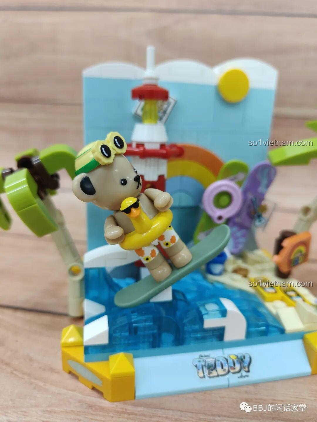 Cận cảnh Gấu Teddy đang lướt sóng trong bộ inbrixx 881007 Gấu Teddy Lướt Sóng Mùa Hè, thể hiện biểu cảm vui vẻ và động tác lướt sóng sống động.