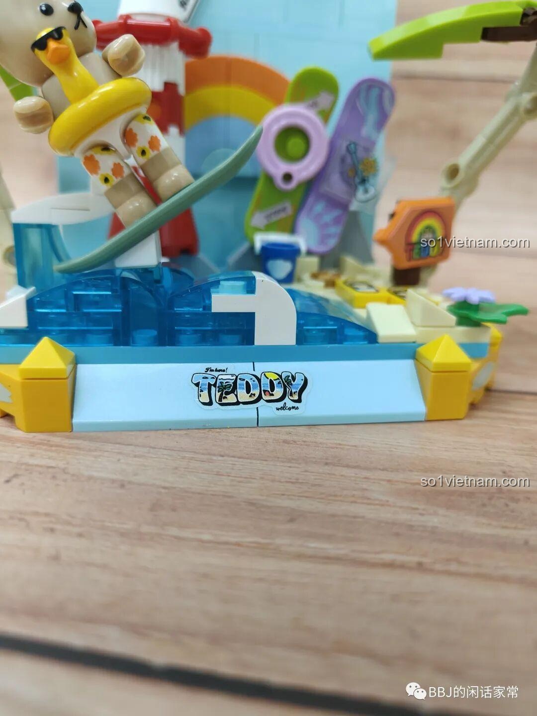 Chi tiết chân đế và phần sóng biển của mô hình inbrixx 881007 Gấu Teddy Lướt Sóng Mùa Hè, với logo 