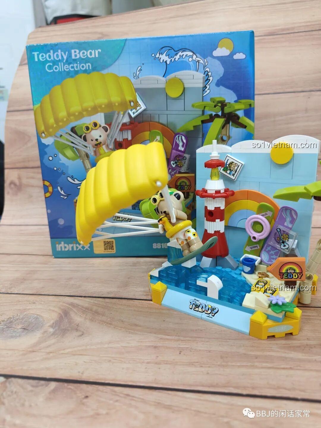 Góc nhìn khác của Gấu Teddy với dù bay trong bộ inbrixx 881007 Gấu Teddy Lướt Sóng Mùa Hè, thể hiện sự linh hoạt của các phụ kiện.