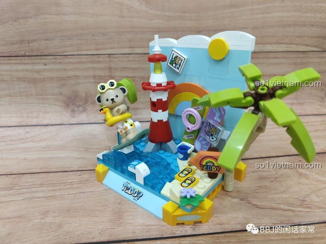 Góc nghiêng của mô hình inbrixx 881007 Gấu Teddy Lướt Sóng Mùa Hè, thể hiện chi tiết sóng biển, ván lướt sóng và các phụ kiện nhỏ trên bãi cát.