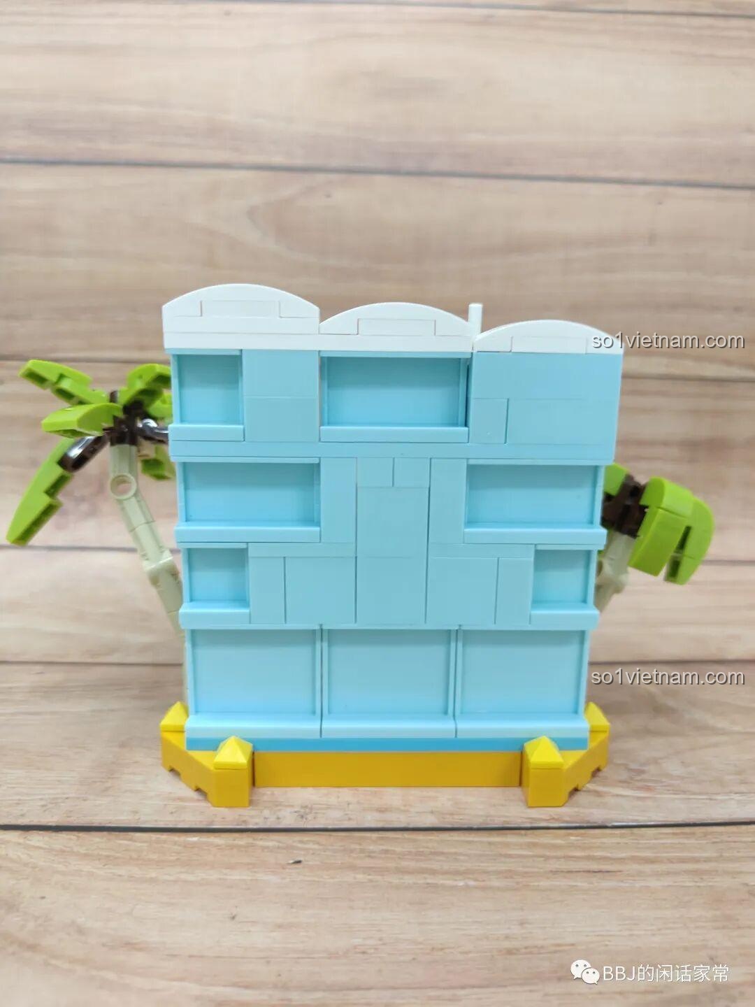 Mặt sau của mô hình inbrixx 881007 Gấu Teddy Lướt Sóng Mùa Hè, cho thấy cấu trúc chắc chắn và các mảnh ghép màu xanh dương tạo thành bức tường biển.