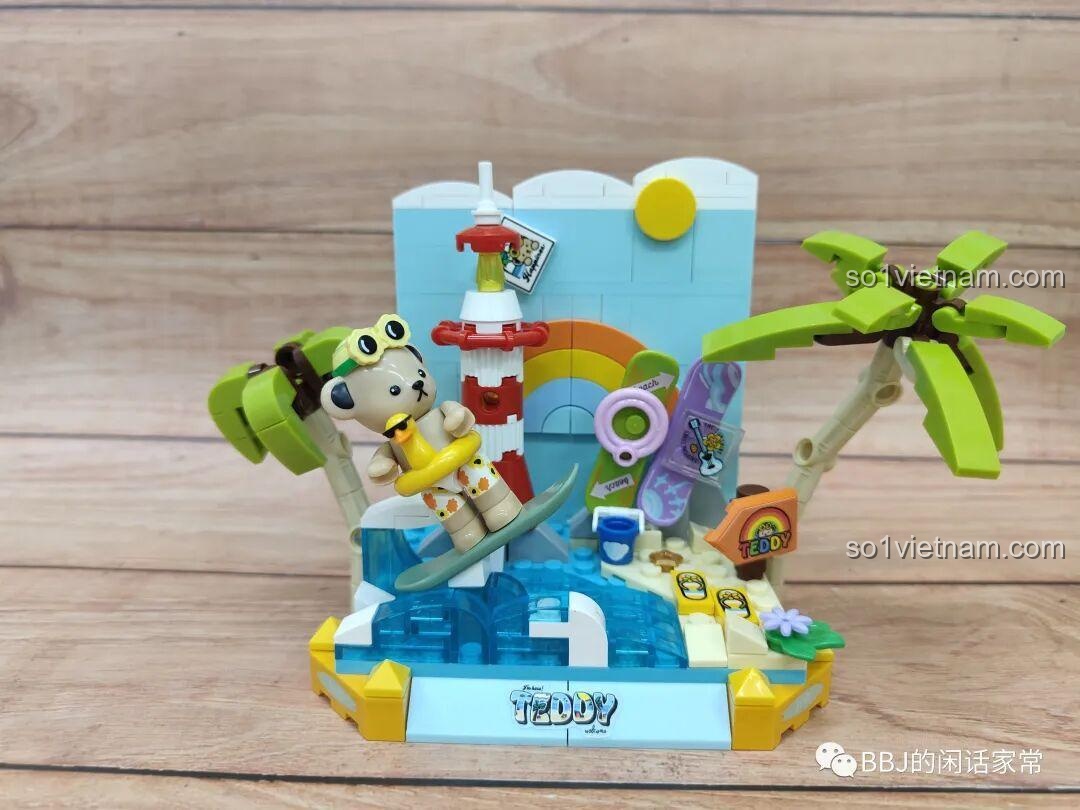 Mô hình hoàn chỉnh inbrixx 881007 Gấu Teddy Lướt Sóng Mùa Hè, gấu teddy đang lướt sóng trên biển xanh, có ngọn hải đăng, cây dừa và cầu vồng, cảnh biển sống động.