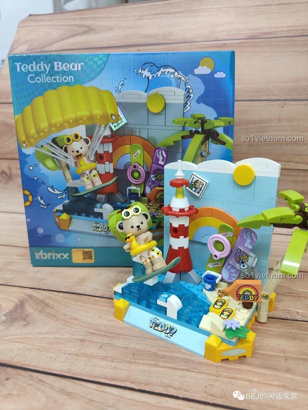 Mô hình hoàn chỉnh inbrixx 881007 Gấu Teddy Lướt Sóng Mùa Hè đặt cạnh hộp sản phẩm, cho thấy sự tương đồng giữa hình ảnh quảng cáo và sản phẩm thực tế.