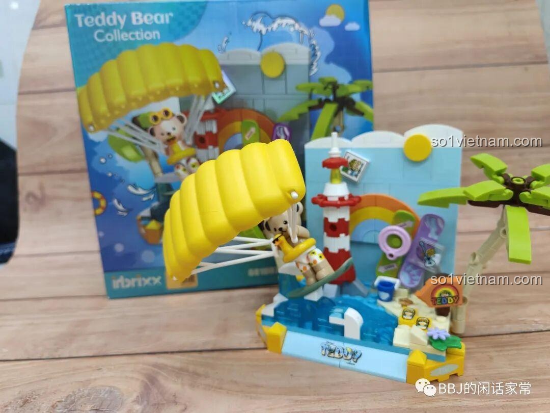 Gấu Teddy trong bộ inbrixx 881007 Gấu Teddy Lướt Sóng Mùa Hè với phụ kiện dù bay màu vàng, tạo thêm một tư thế năng động và thú vị cho nhân vật.