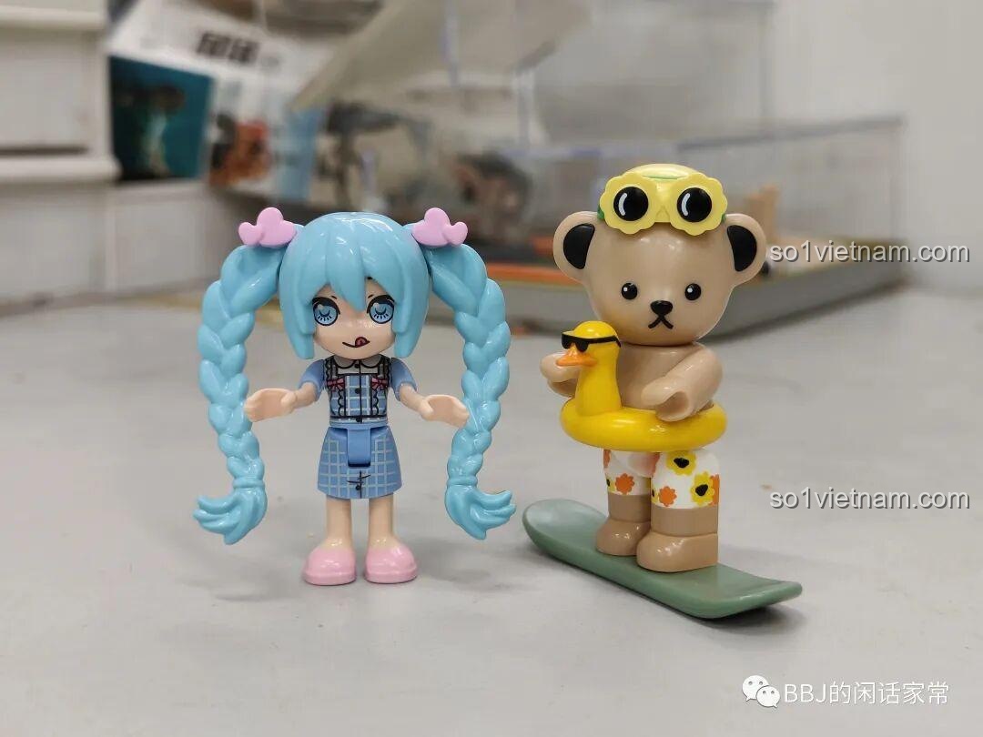 So sánh kích thước minifigure Gấu Teddy từ bộ inbrixx 881007 Gấu Teddy Lướt Sóng Mùa Hè với một minifigure khác, cho thấy sự đáng yêu và độc đáo của gấu.