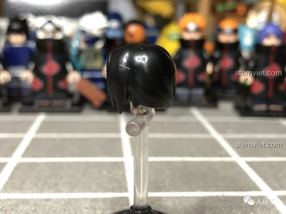 Minifigure Uchiha Itachi WM2092 cầm phi tiêu và kunai, sẵn sàng chiến đấu.