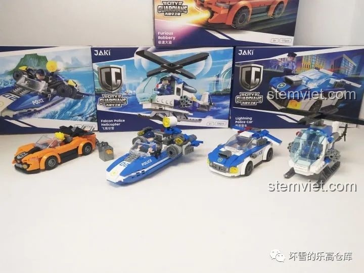 Cảnh sát JAKI City Guardians đang lắp ráp tàu của mình.