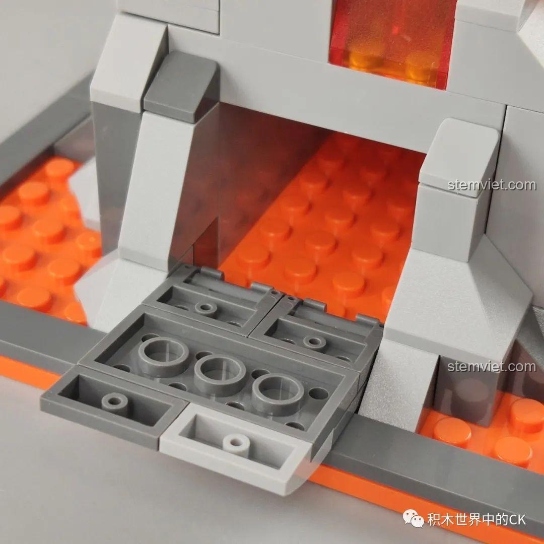 Cơ chế lấy tiền ra từ heo đất núi lửa JAKI Fun Desk, cho thấy sự tiện lợi và chắc chắn của thiết kế.