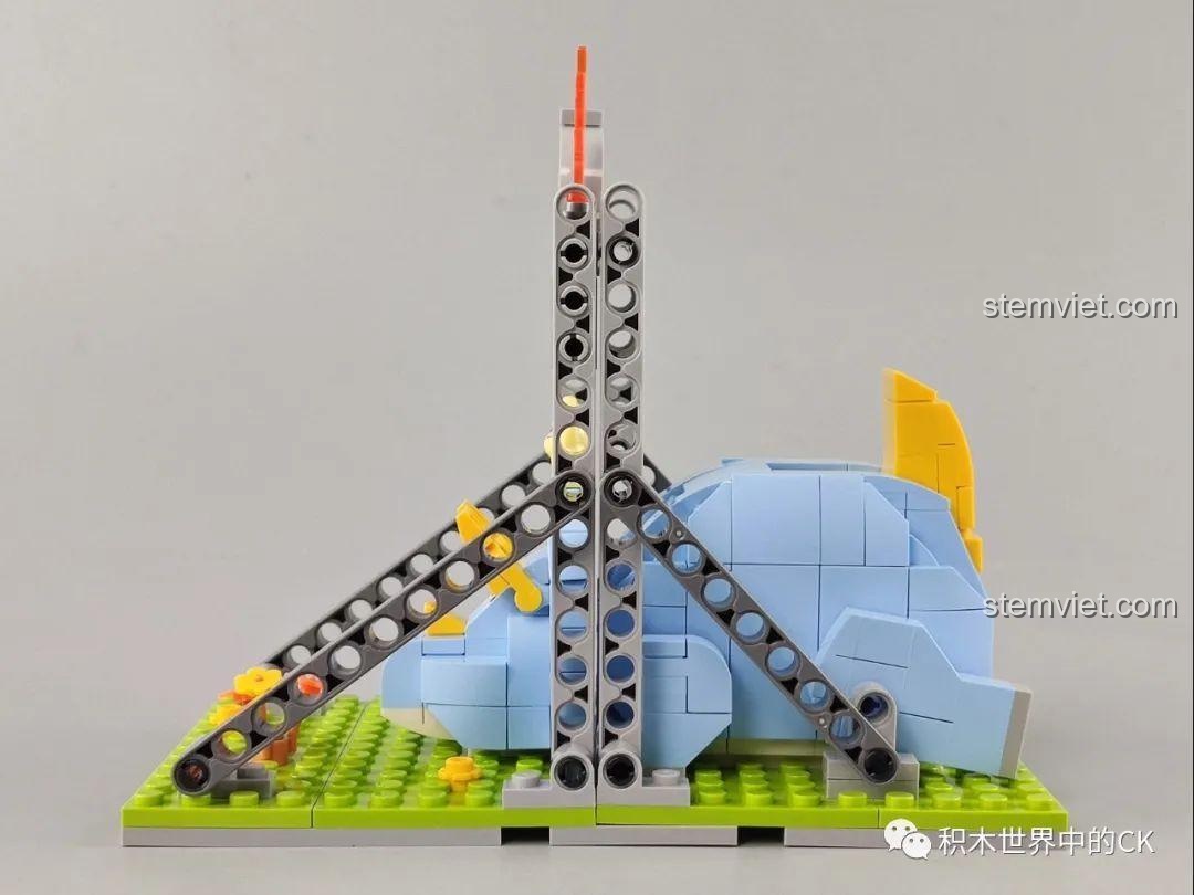 Mô hình giá đỡ sách khủng long ba sừng JAKI Fun Desk với phần lưng được thiết kế để đặt sách vào.