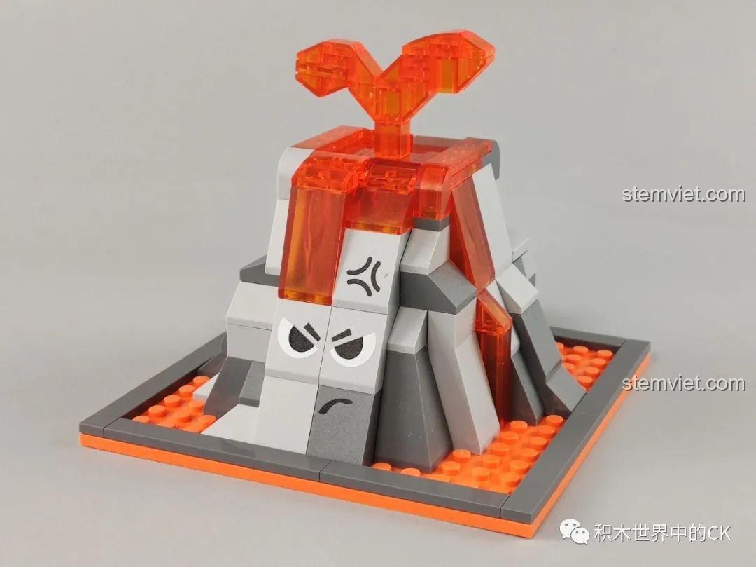 Mô hình heo đất núi lửa JAKI Fun Desk đã lắp ráp hoàn chỉnh, với biểu cảm giận dữ đáng yêu và màu sắc nổi bật.