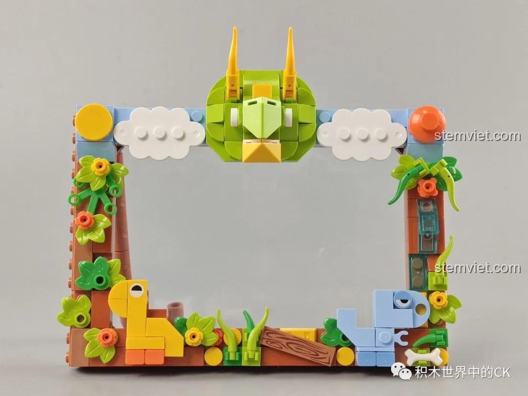 Cận cảnh ngăn đựng bút trên mô hình hộp bút khủng long cổ dài JAKI Fun Desk, thể hiện không gian chứa đồ.